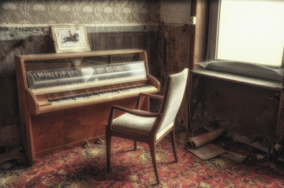 Старинная комната с пианино