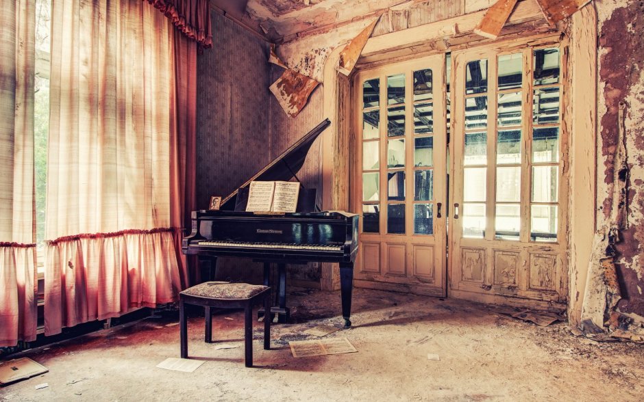 Пианино в старинном доме