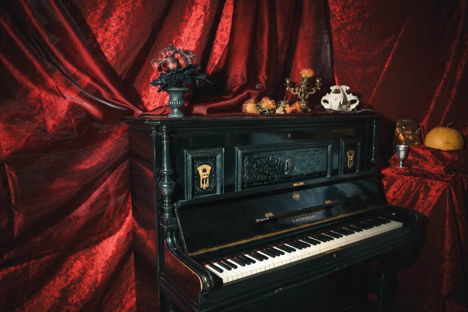 Пианино в готическом стиле