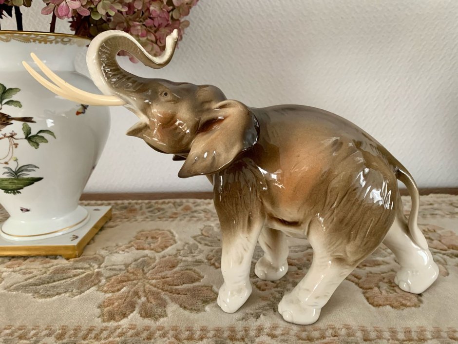 Фарфоровая статуэтка слон Royal Dux