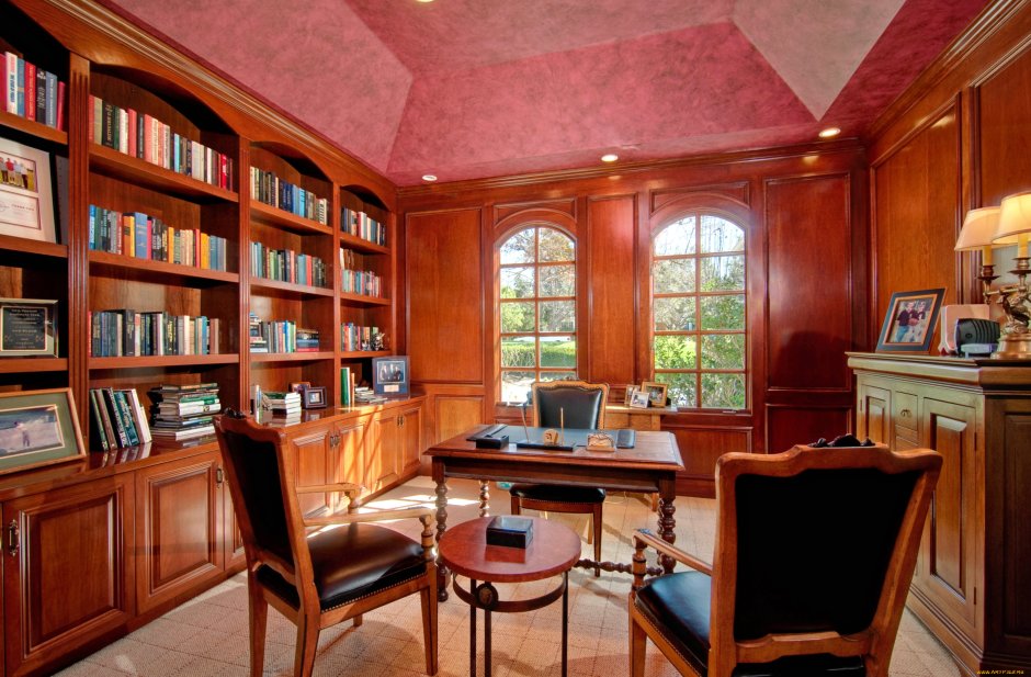 Домашний кабинет с библиотекой