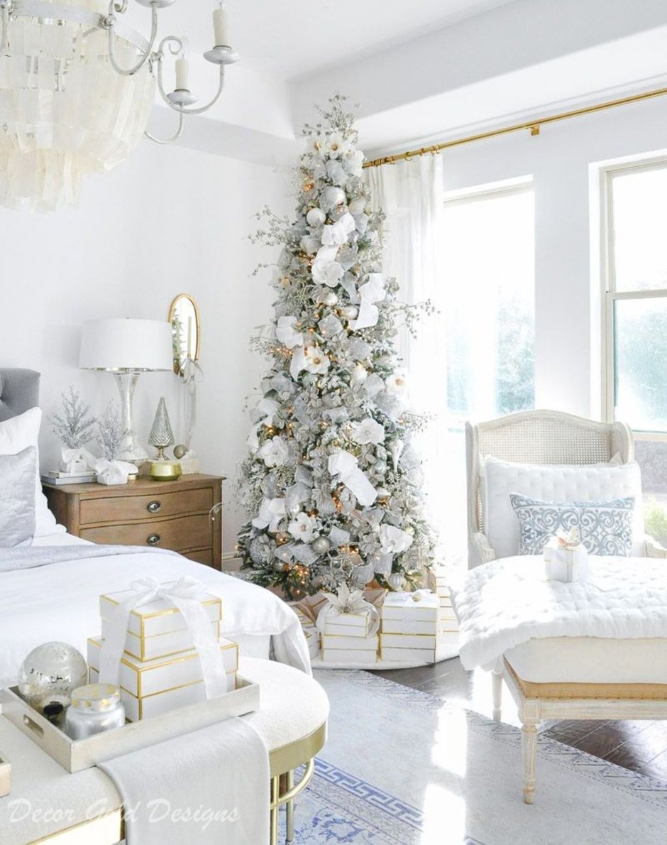 Новогодняя елка в белом декоре