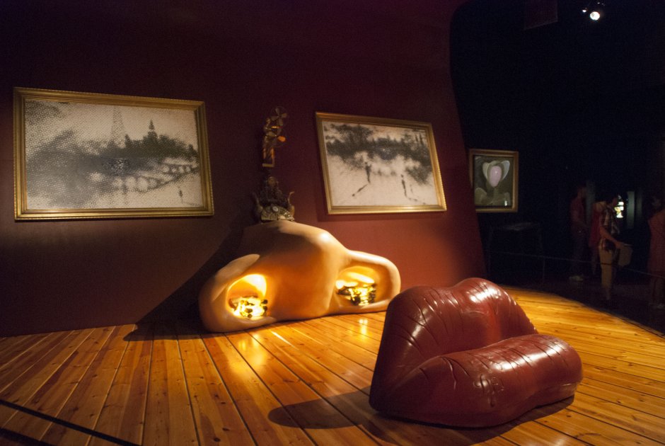 Спальня Сальвадора дали в музее театре в Испании