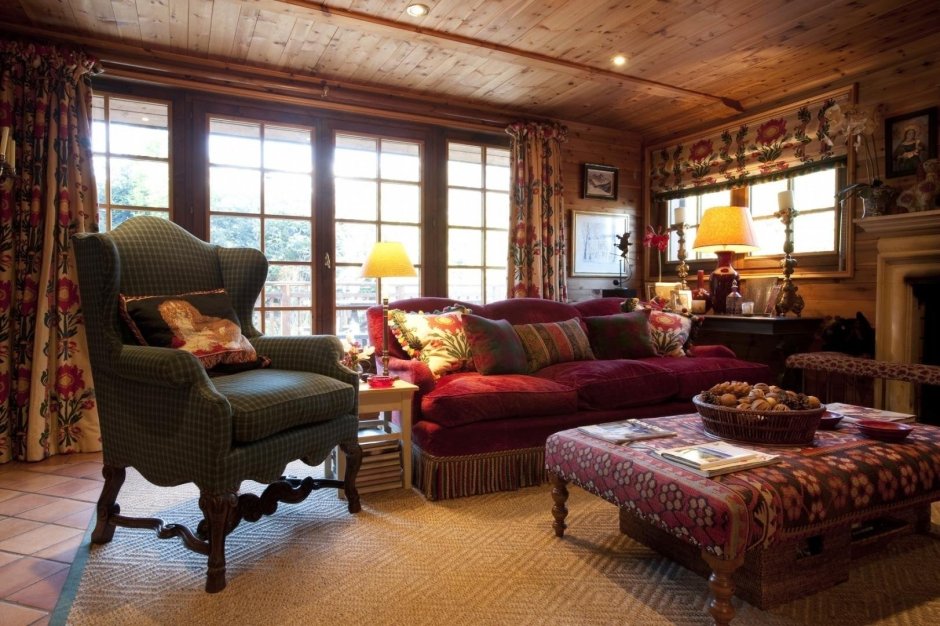 Уютная гостиная в деревянном доме