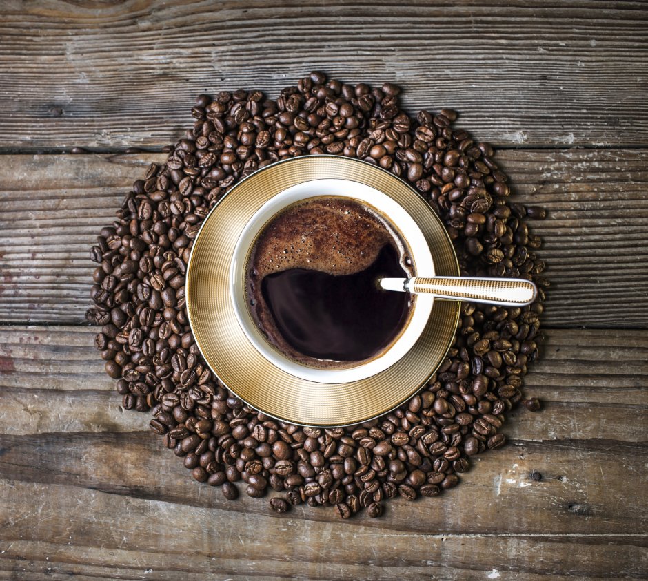 Чашка кофе из кофейных зерен на бумаге