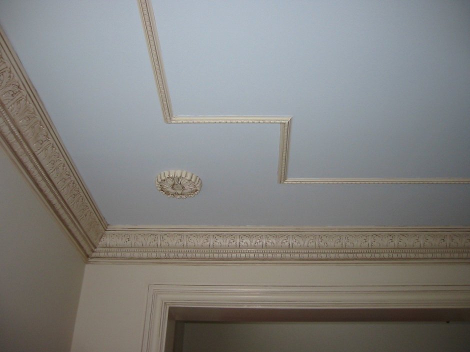 Декоративный плинтус на потолок