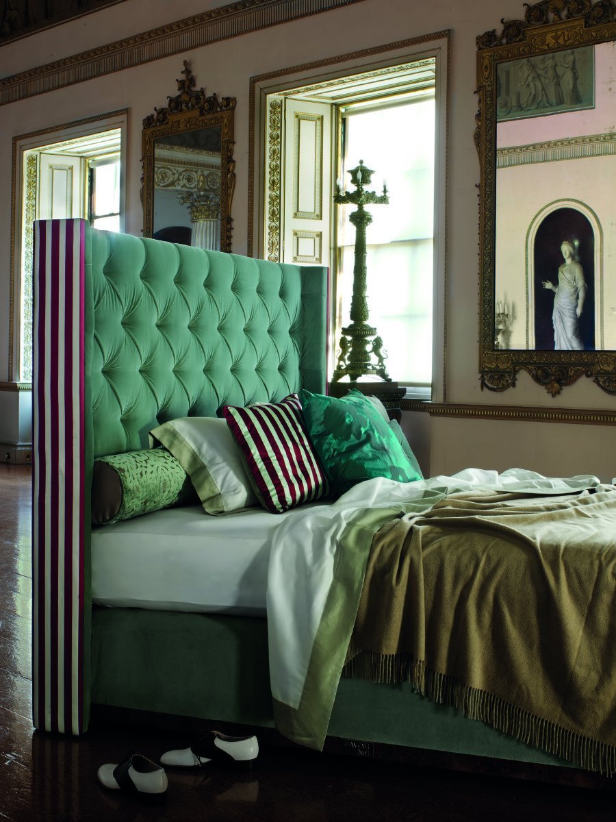 Спальня арт деко с зеленой кроватью