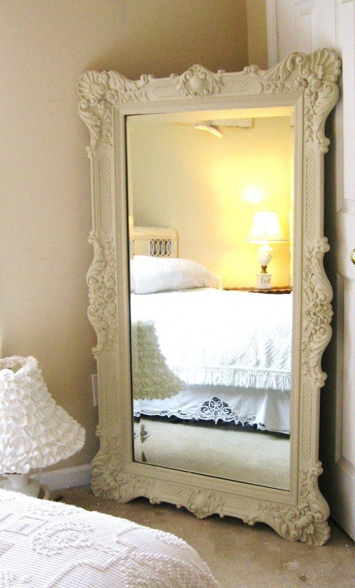 Зеркало в багете в спальне