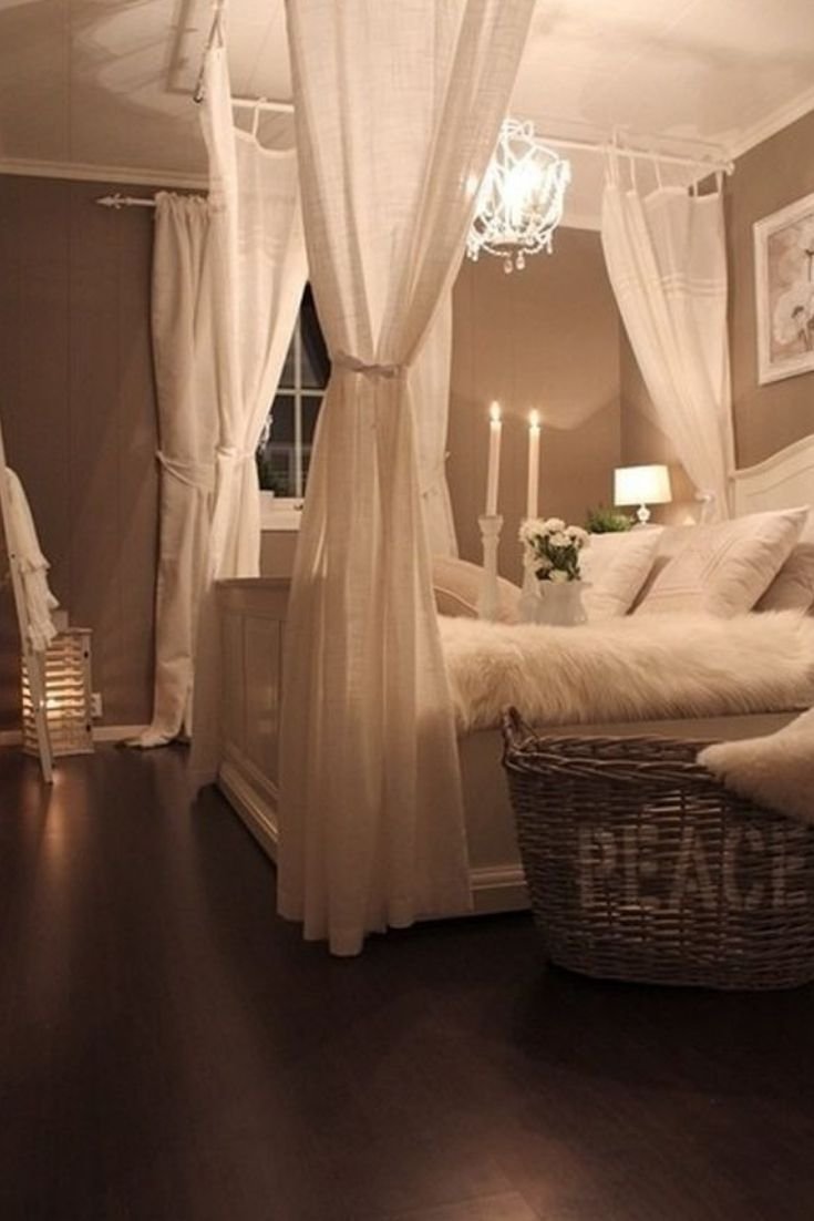 Спальня с балдахином в современном стиле