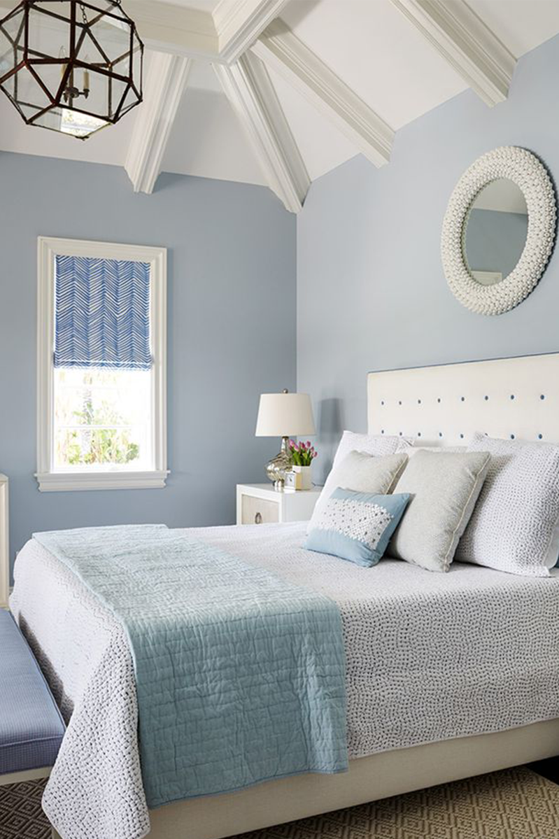 Синяя кровать в синей спальне