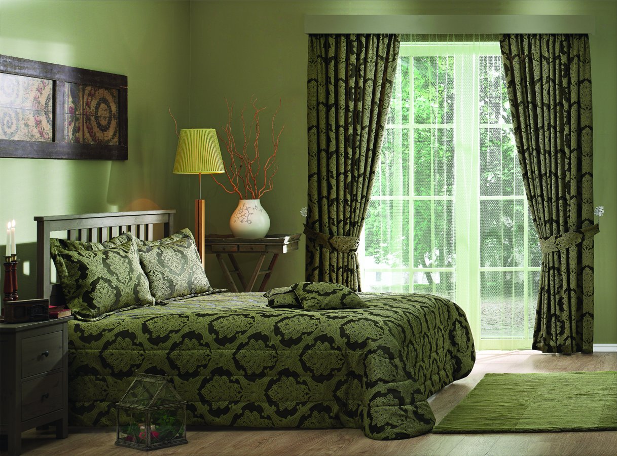 Спальня с зелеными шторами и покрывалом