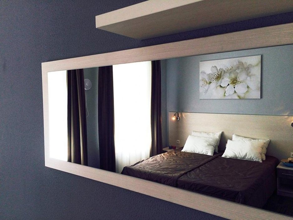 Горизонтальное зеркало для спальни