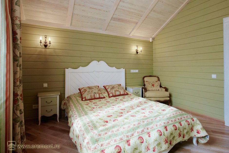 Фисташковая спальня в деревянном доме