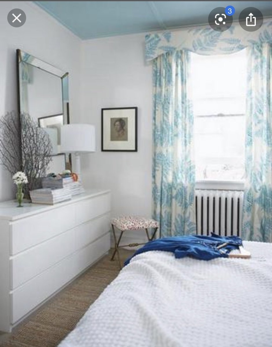 Белая спальня с голубыми шторами