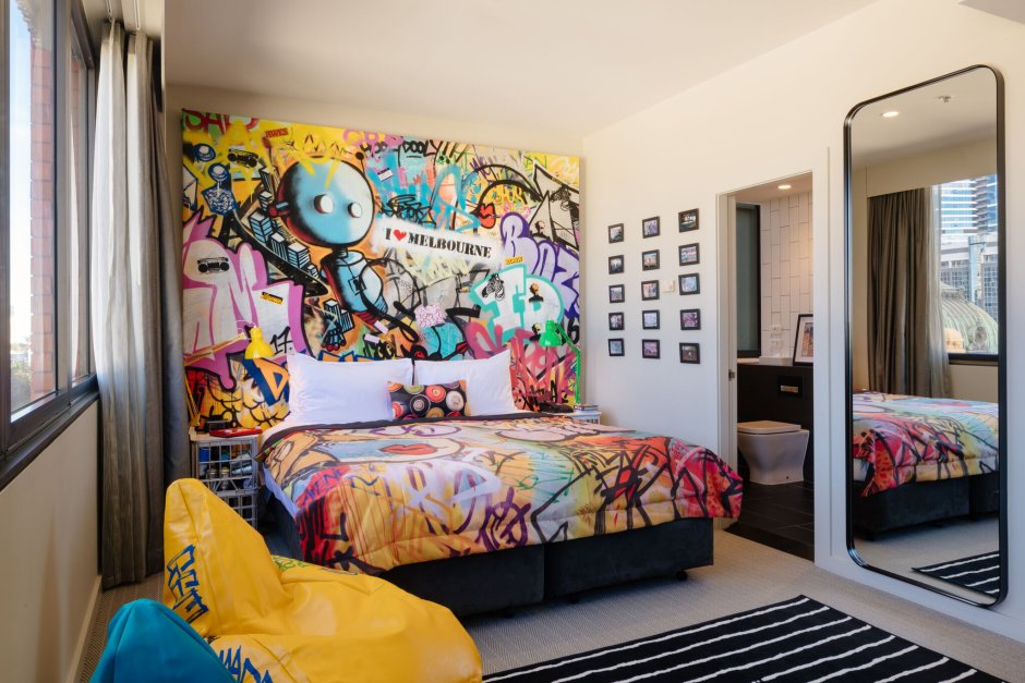 Граффити на стену в комнате для подростка за кроватью