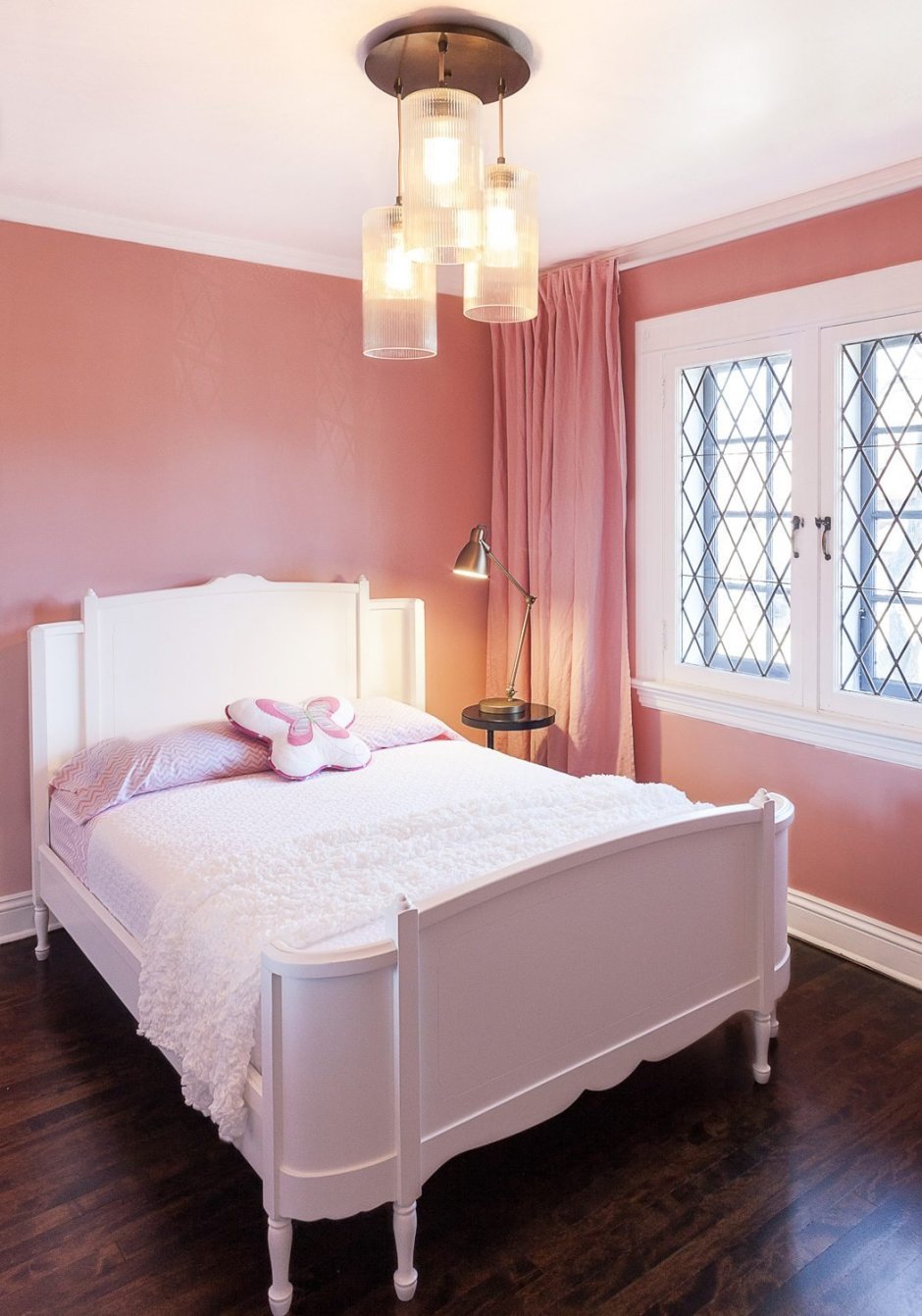 Бело персиковая спальня
