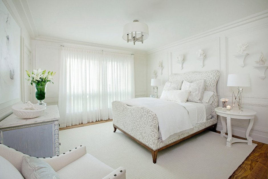 Дизайн спальни с белыми обоями (75 фото)