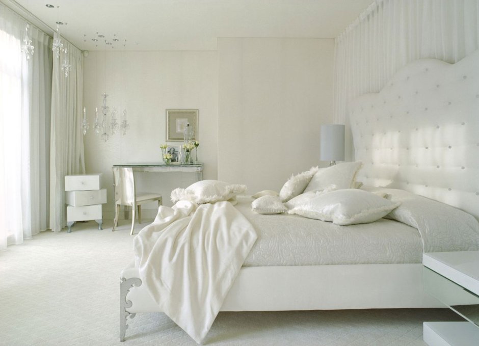 Интерьер белой спальни
