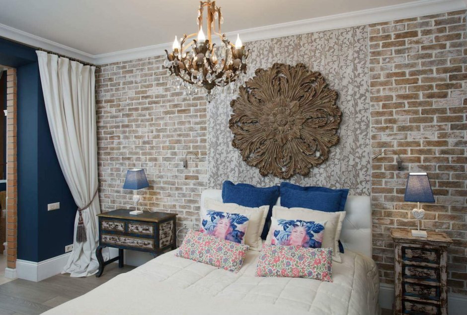 Спальня в стиле Прованс с кирпичной стеной