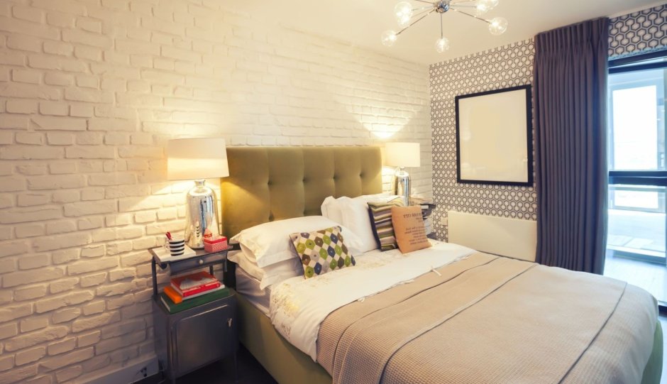 Спальня со стеной из белого кирпича