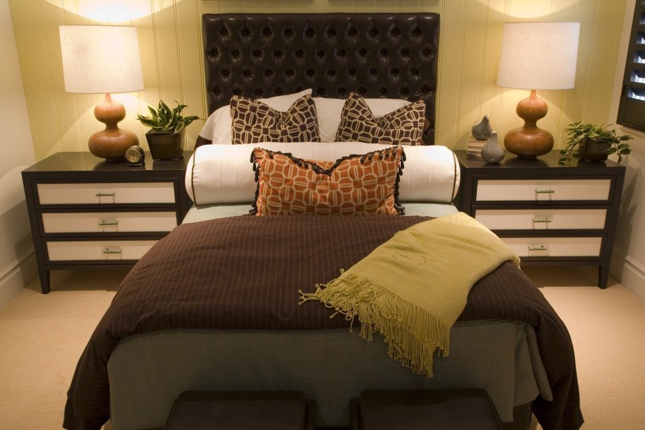 Спальня с коричневой мебелью