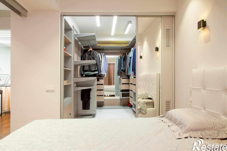 Маленькая спальня с гардеробной комнатой
