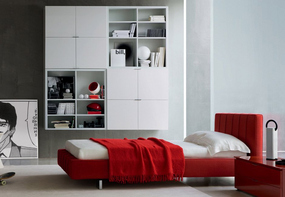 Красно белая комната с односпальной кроватью