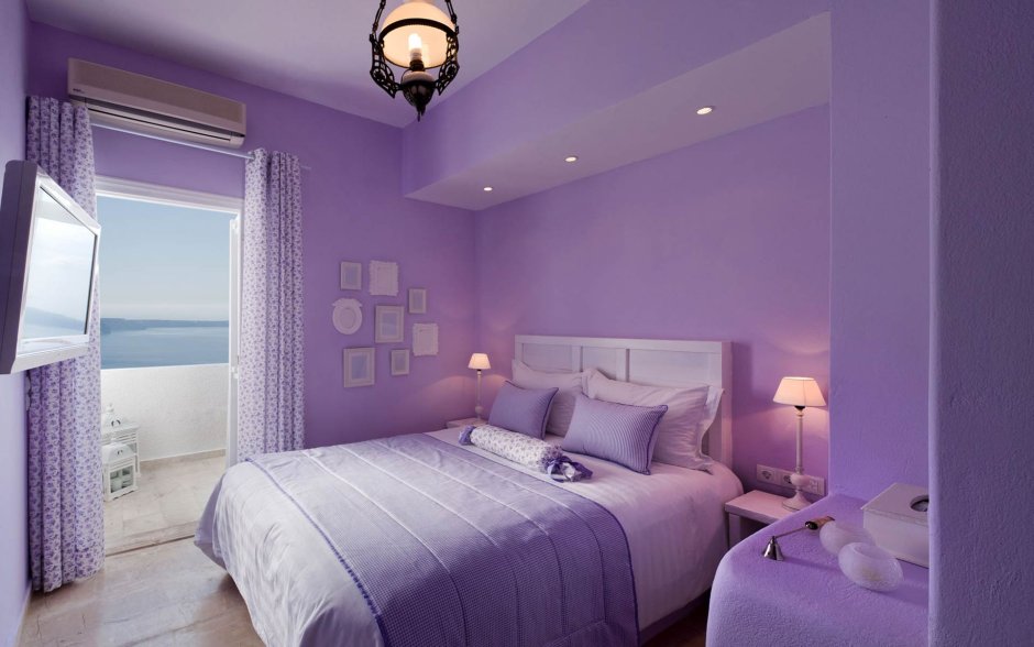 Спальная комната в фиолетовых тонах
