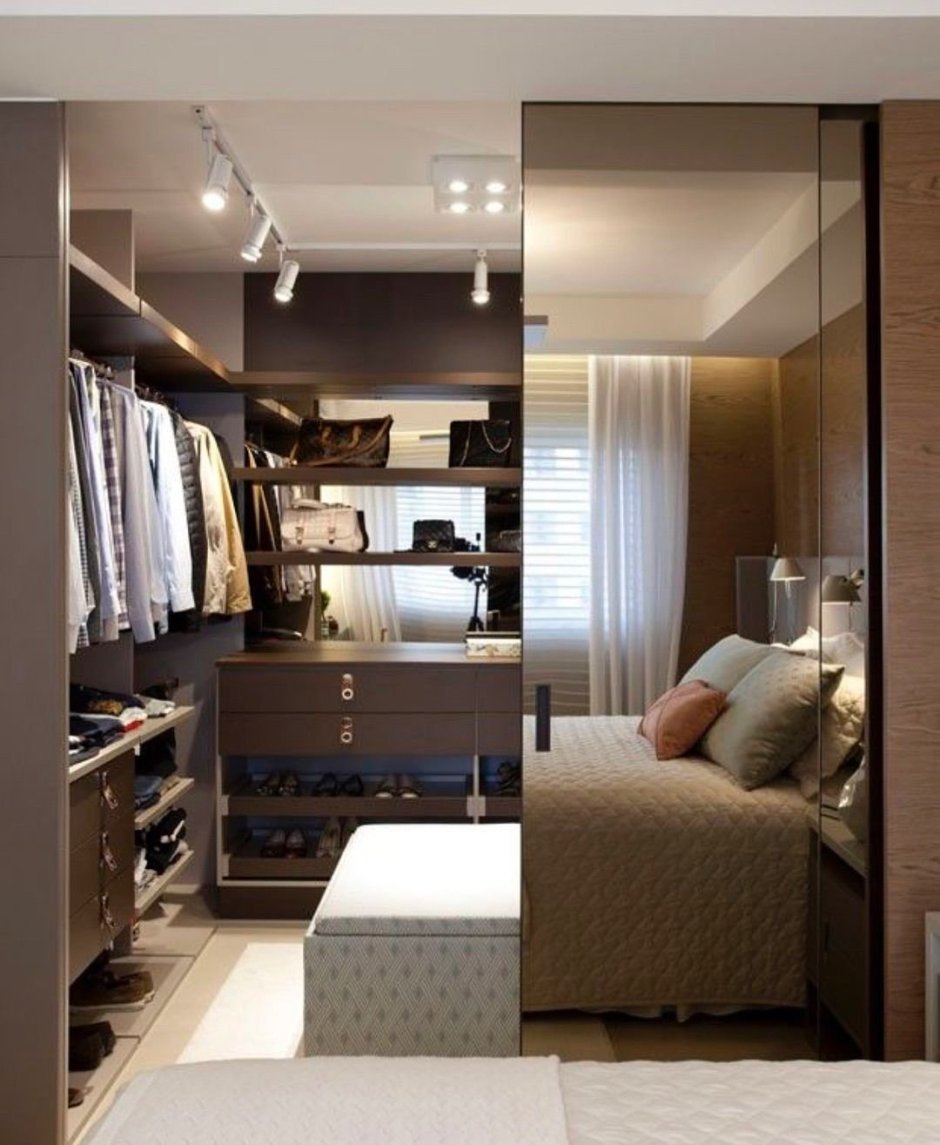 Небольшая спальня с гардеробной