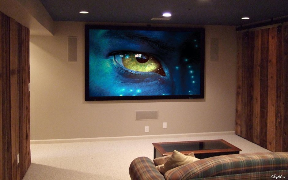 Большой телевизор на стене