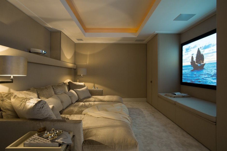 Спальня в спокойном стиле большая с телевизором
