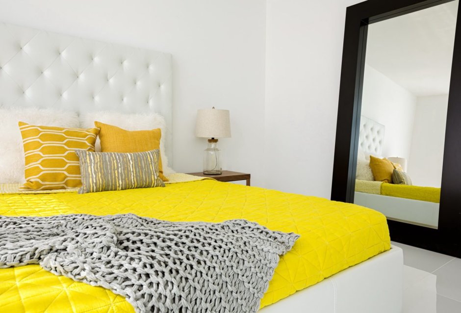 Серо-черная спальня с желтой