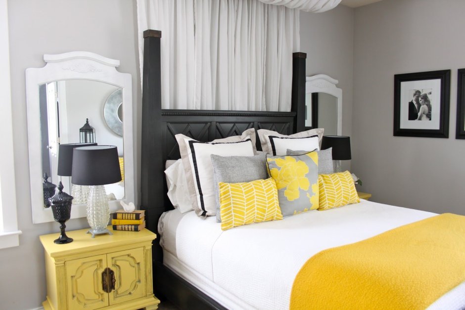 Желто-серая и белая спальня