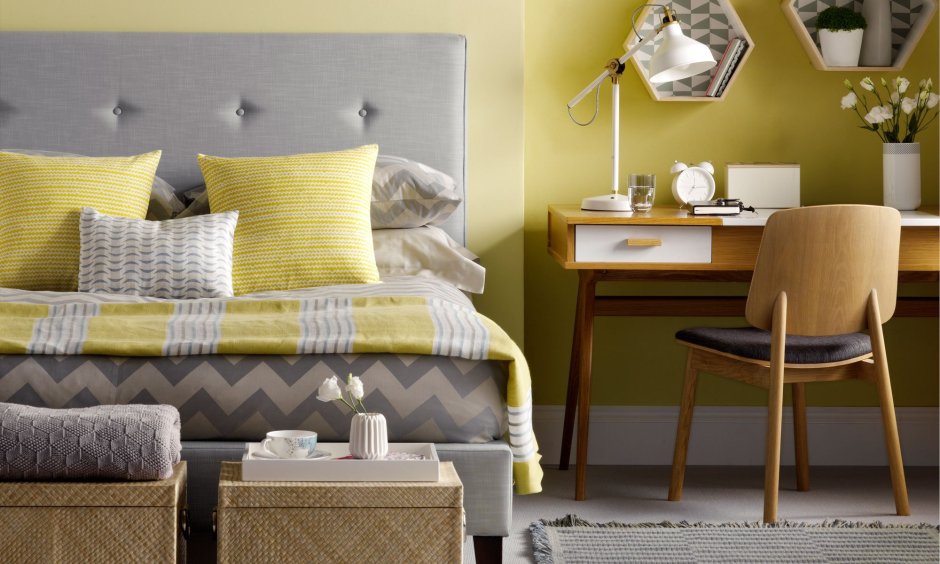 Желтая современная спальня