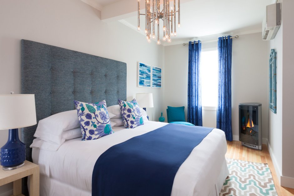 Синие шторы в интерьере спальни в современном интерьере