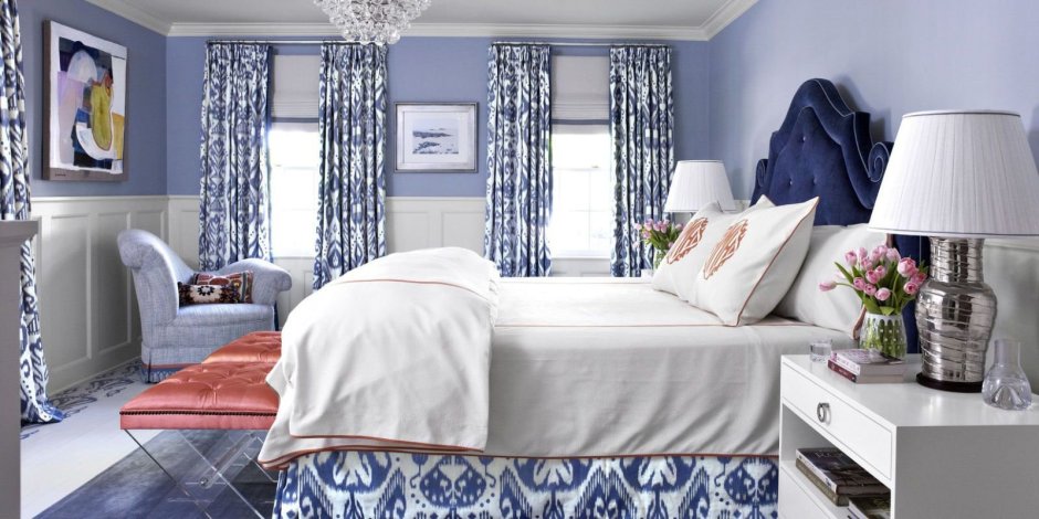 Спальня в голубых тонах с шторами аметист