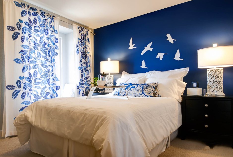Спальня в сине-белом цвете