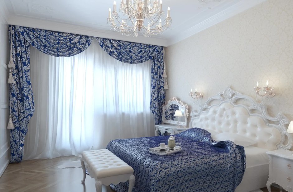 Спальня в пудровых тонах с белой мебелью и синими шторами