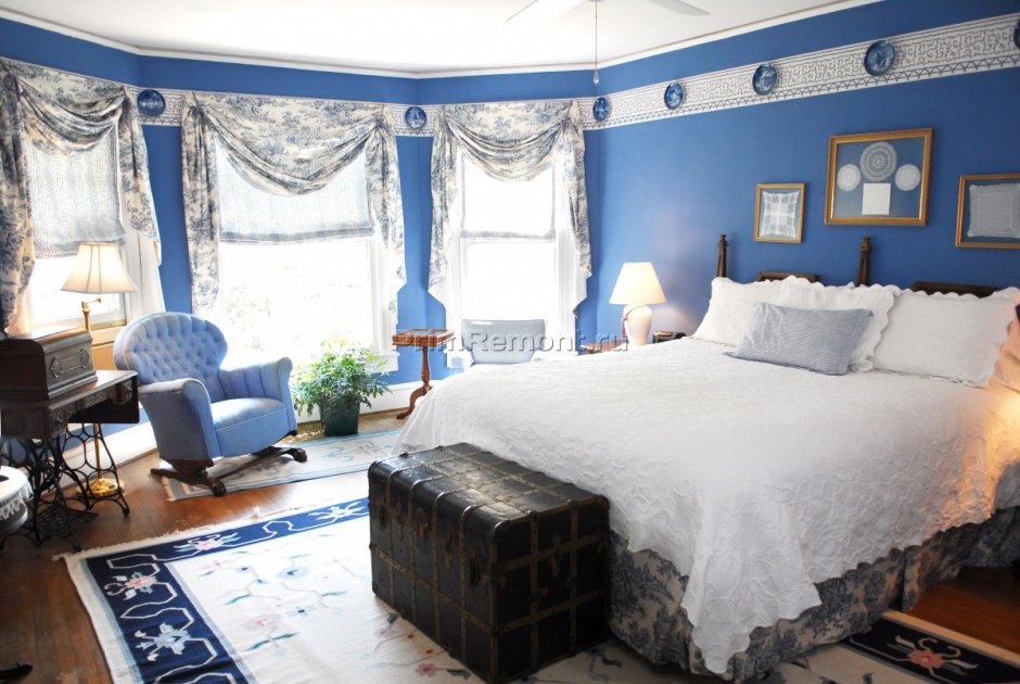 Спальня в английском стиле в голубых тонах
