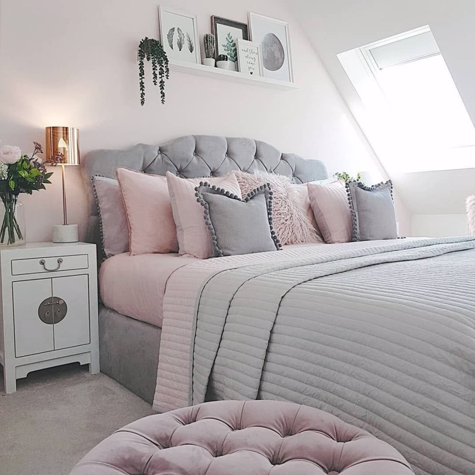 Розово серая спальня