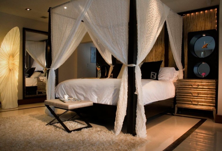 Большая двуспальная кровать с балдахином