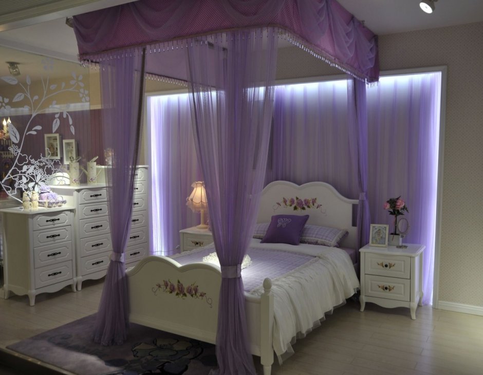 Кровать с балдахином фиолетовая