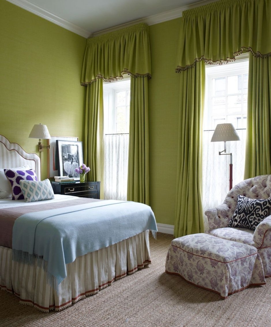 Темно зеленые шторы в интерьере спальни