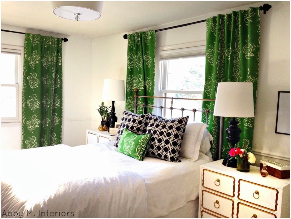 Светлая комната и зеленые шторы