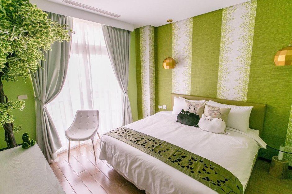 Спальня с темно зелеными шторами