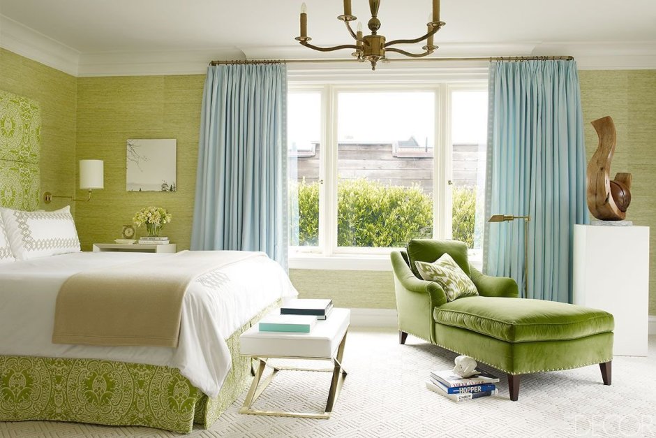Классическая спальня в зеленом цвете