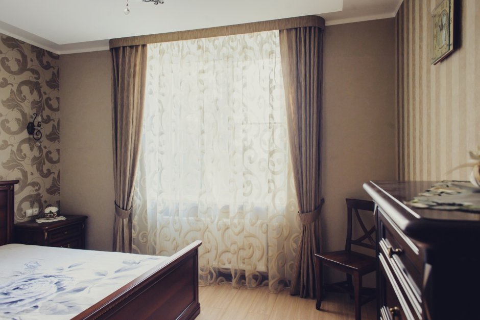Дизайн штор для спальни с балконом в классическом стиле