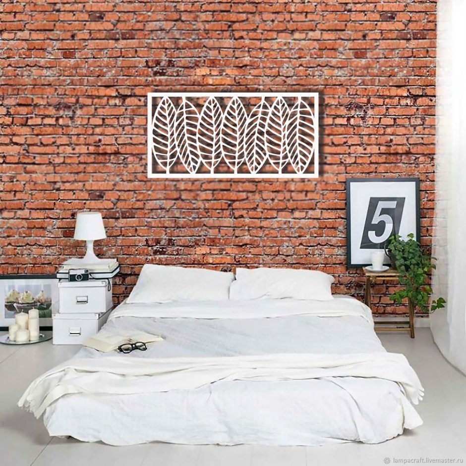 Белая кирпичная стена в спальне