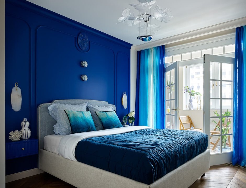 Дизайн спальни с голубой кроватью