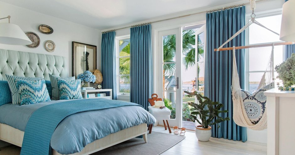 Синяя кровать синие шторы
